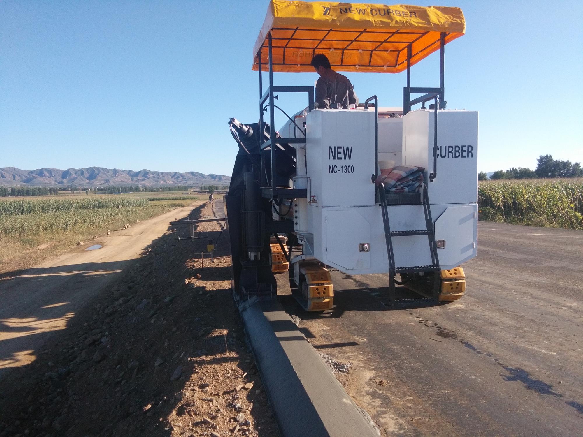 使用混凝土路緣石滑模機(jī)滑模攤鋪節(jié)省了不少人力財力，值得推薦！