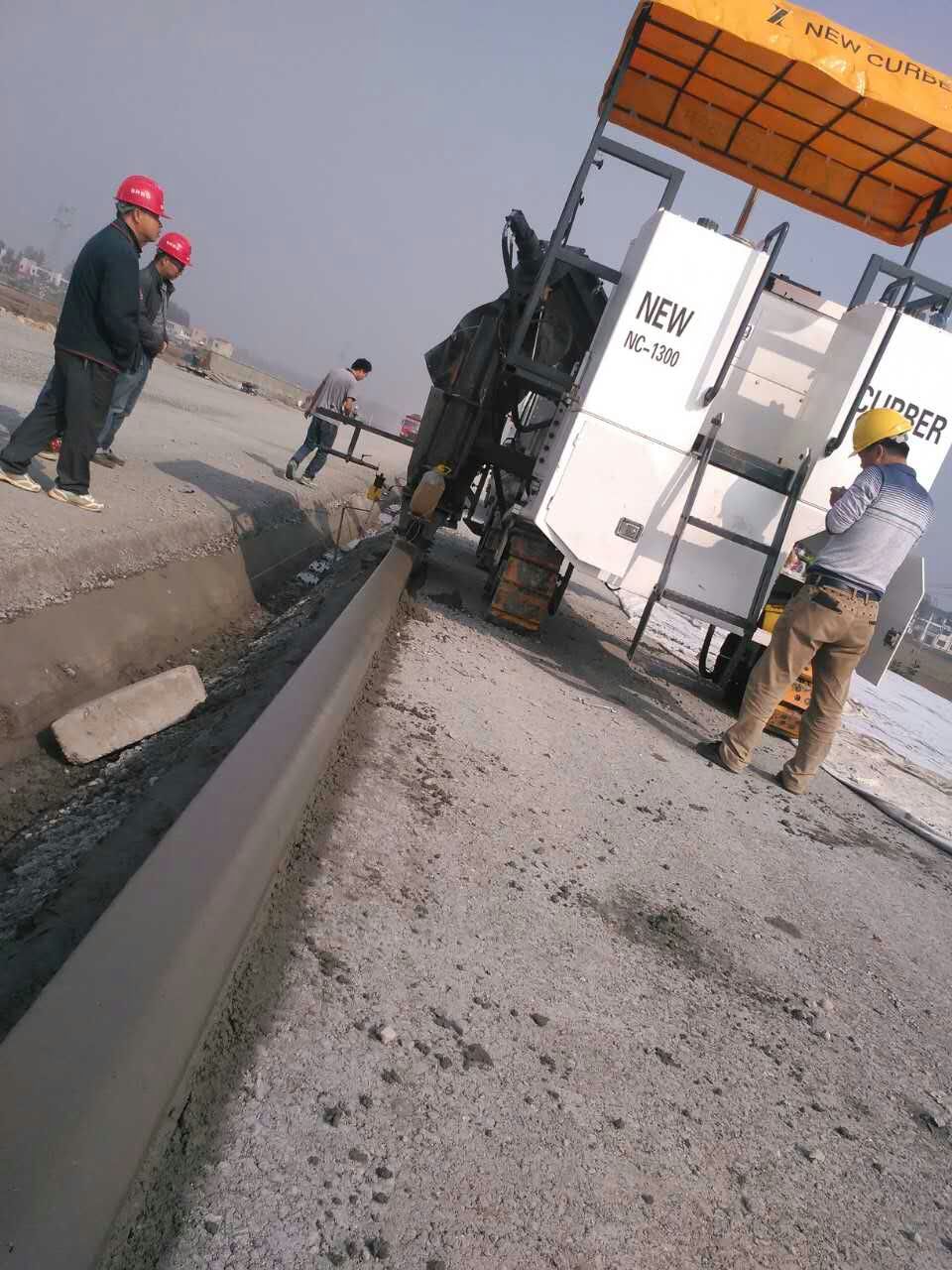 新路緣NC1300混凝土路緣石滑模機強大的背后不但是產品技術，還有完善的售后服務