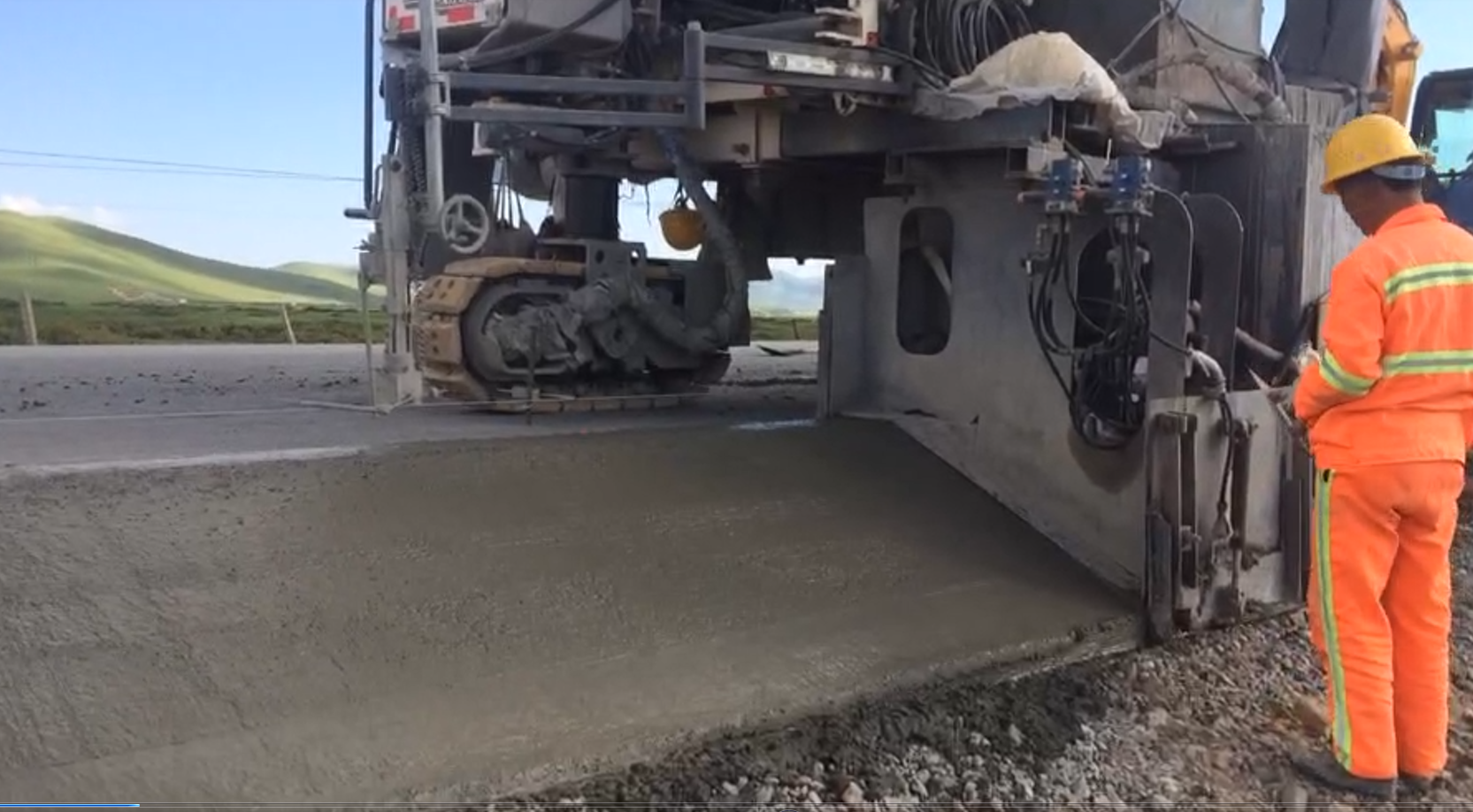 春、秋季多風天氣路緣石滑模機滑模施工注意事項